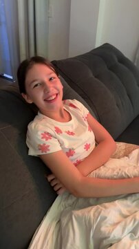 Garota sorrindo descontraida em cas 