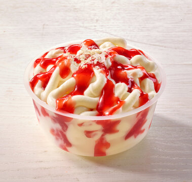 Spaghetti Eis in Kunstoff Schale, eiscreme, Dessert, isoliert, 