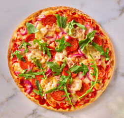 Steinofenpizza mit Rucola und Salami, Pizza, Ruccola, Wurst, salami, 