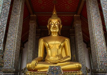 Fototapeta premium Majestic Golden Buddha Statue in Ancient Thai Temple Serene Spirituality and Architectural Grandeur