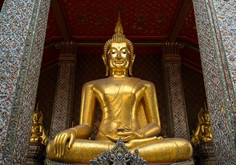 Fototapeta premium Majestic Golden Buddha Statue in a Thai Temple Serenity and Spirituality
