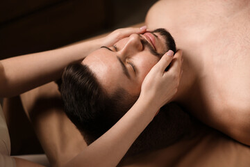 Obraz premium Man receiving relaxing massage in spa salon