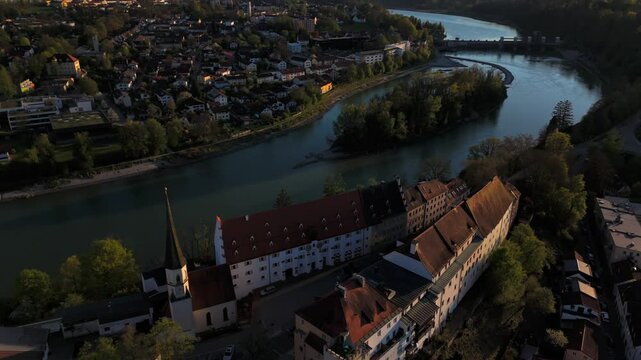 Luftaufnahme von Schloss Wasserburg und der Burgkirche St. Aegidius in Wasserburg am Inn, Bayern, Deutschland .Die Burg thront auf dem Umlaufberg des Inns uber der historischen Altstadt. 