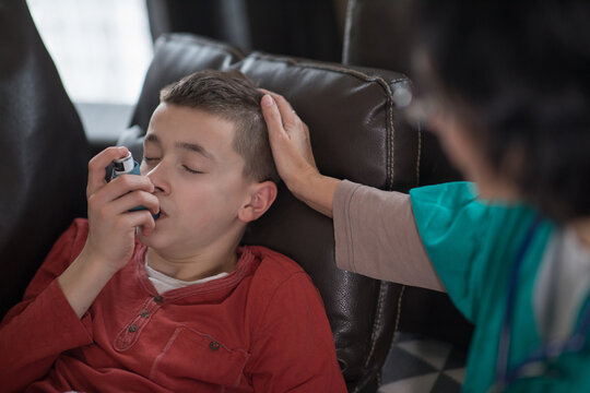 Pediatric asthma – little boy with inhaler at home - Powered by Adobe