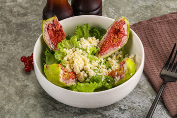 Salad with fig and sheep cheese