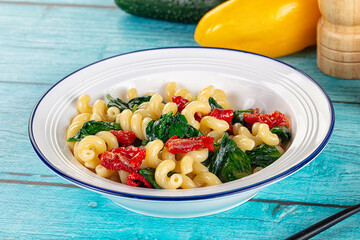 Pasta with spinach and tomato