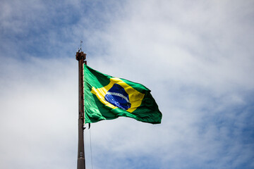 Bandeira do Brasil hasteada	
