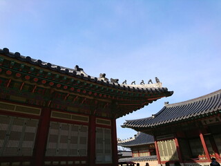 Fototapeta premium Traditional Korean palace architecture in Gyeongbokgung Palace, Seoul under a clear blue sky