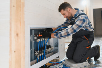 Master installs the overlapping thermal insulation in the room. Floor heating installation. Repair in the apartment, floor insulation
