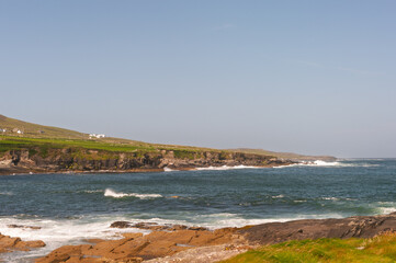 Obraz premium The ocean is calm and the sky is clear