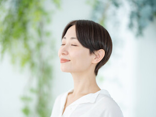 目を瞑る女性