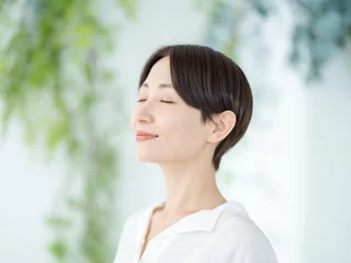 Zelfklevend Fotobehang 目を瞑る女性 © naka