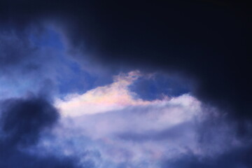 Fototapeta premium 黒い雲の中の美しい彩雲
