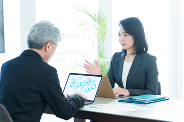 ミーティングをするビジネスパーソン　会議　社長　役員