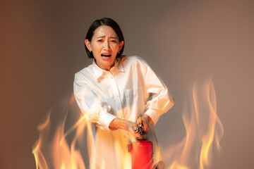 女性　火災　消火器 © Takahiro