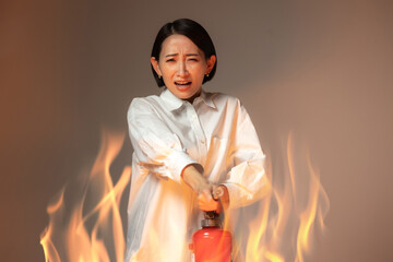 女性　火災　消火器