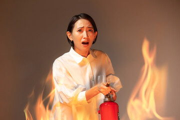 女性　火災　消火器 © Takahiro