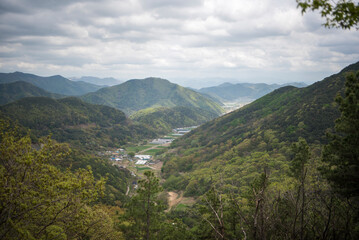 Naklejka premium 시골마을이 내려다보이는 봄풍경