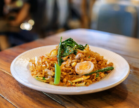 a single plate of Kuay Teow Rua, a vibrant Thai dessert.