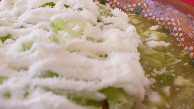 Tacos dorados de pollo con salsa verde, crema y queso. Comida mexicana
