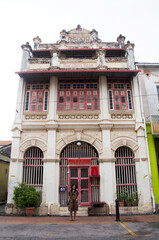 Obraz premium Traveller thai woman portrait at front of classic retro building