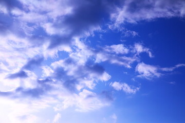 青空と明るいグレイの雲