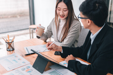 Obraz premium Young professionals collaborate in a modern workspace engaging discussions on productivity