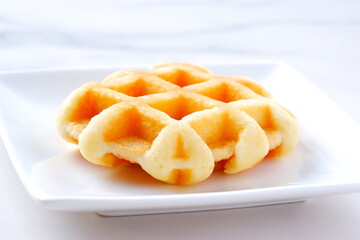 バターをたっぷり使って焼き上げた、格子模様の洋菓子のワッフル
