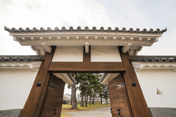 Fototapeta premium 立派な城門。 石垣や銅板で補強されていて非常に堅固。 屋根には鯱等も載っている。 日本の関東地方最大級の城、小田原城。 戦国時代（15〜16世紀）に関東一円を支配した北条氏の居城。 現代では公営の城址公園として整備されている。 本丸内資料館等、一部の有料施設以外のすべての公園部分は２４時間無料で市民に公開されている。 小田原城址公園、小田原市、神奈川県-2025年3月30日 