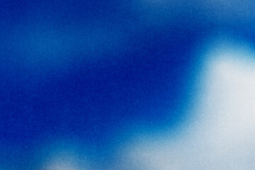 ざらざらの紙とぼやけた夏の青空と白い雲の画像