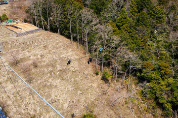 並行してジップラインがある。
ちょうど体験中の人々が飛んでいる。
高さ70m、全長400mの吊橋の上から。
下を見ると山桜などが満開だった。
新しく作られた、富士山を見下ろす山麓に作られた巨大吊橋。
三島市、静岡県-2025年3月30日
