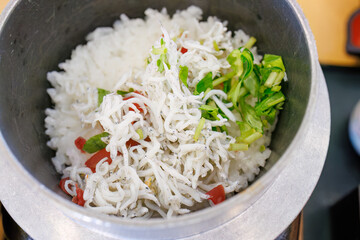 しらすのひつまぶしとアジフライ、煮込みうどんなどの定食。
道の駅でランチを食べる。
三島市、静岡県-2025年3月30日
