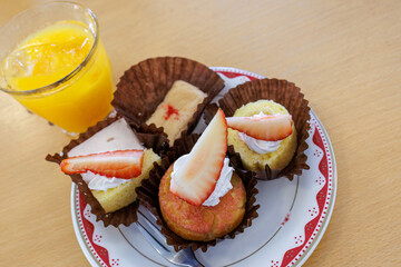 食後のスイーツバイキング。
春のイチゴのケーキ各種が食べ放題だった。
道の駅でランチを食べる。
三島市、静岡県-2025年3月30日
