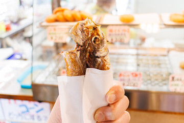 名物料理の鯵の干物の丸揚げ。
一枚200円と非常にお得。
高速道路の近くにある龍宮城風の道の駅。
沼津市、静岡県-2025年3月30日
