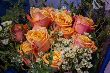  This is a bouquet with pink roses.