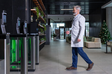 Obraz premium Male doctor going to the security entrance while coming to his working place