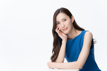 白バックのロングヘアの若い女性のビューティー