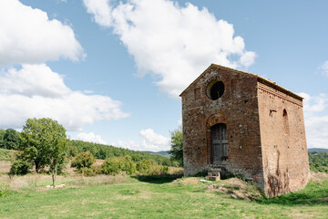 an old house in tuscany countryside