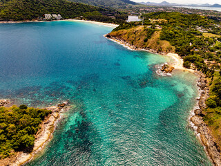 Obraz premium Top view seashore waves nature background,Amazing waves crashing on rocks seascape view