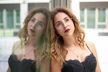 nachdenkliche junge Frau in der Stadt