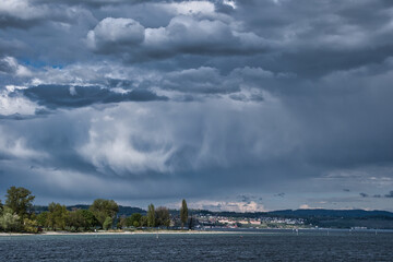 Bodensee, dunkle Regenwolken über Meersburg