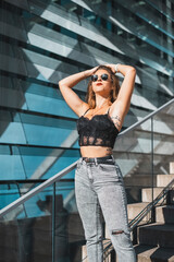 entspannte junge Frau sonnt sich in der Stadt