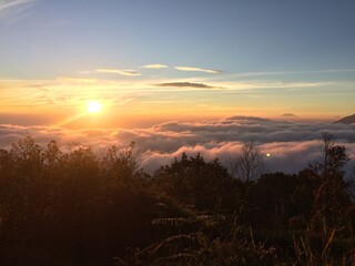 Obraz premium Golden sunrise in Sikunir Hill in Dieng, Jawa Tengah