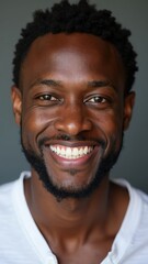 Obraz premium Portrait of a joyful African American man with a bright smile, showcasing confidence and warmth, perfect for promotional content in various industries.