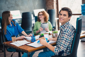 Obraz premium Positive coworkers enjoy teamwork with a collaborative atmosphere at modern workspace