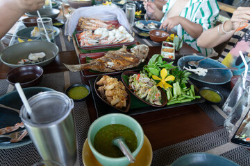 Southern-style Thai cuisine and seafood dishes are beautifully arranged on the table, looking incredibly appetizing.