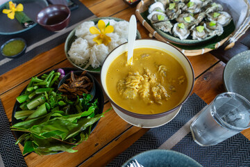 Southern-style Thai cuisine and seafood dishes are beautifully arranged on the table, looking incredibly appetizing.
