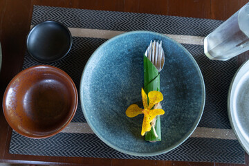 Southern-style Thai cuisine and seafood dishes are beautifully arranged on the table, looking incredibly appetizing.