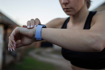 girl getting ready for a run by connecting a smartwatch for outdoor training