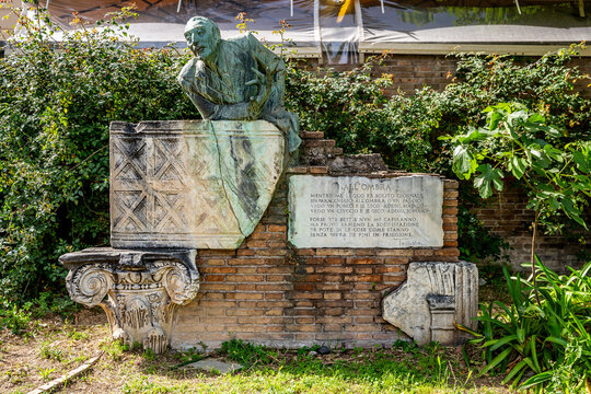 Bronze statue of Roman poet Trilussa in Piazza Trilussa, Trastevere, created by sculptor Lorenzo Ferri and inaugurated in 1954, celebrating Roman dialect poetry.